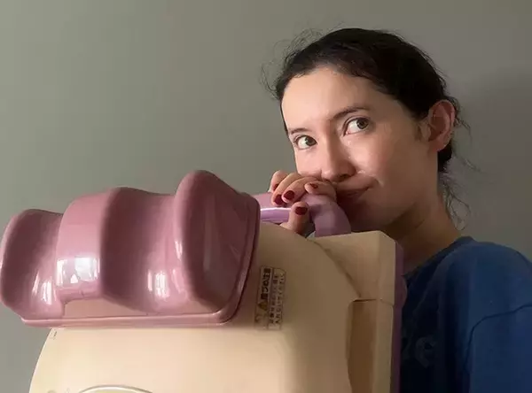 市川紗椰の20年来の付き合い　"動かずに運動"を叶える金魚運動マシンと暮らす日々