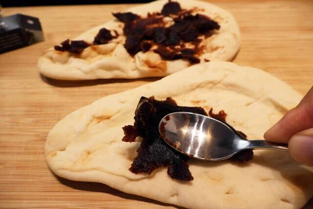 【とらやのスイーツナン】お土産の定番「とらやの羊羹」にバターや餅が神融合！　ナンを使った斬新スイーツピザ!!＜野島慎一郎のバカレシピ＞