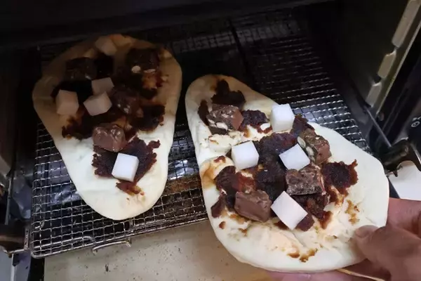 「【とらやのスイーツナン】お土産の定番「とらやの羊羹」にバターや餅が神融合！　ナンを使った斬新スイーツピザ!!＜野島慎一郎のバカレシピ＞」の画像