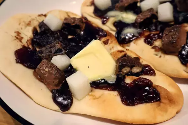 「【とらやのスイーツナン】お土産の定番「とらやの羊羹」にバターや餅が神融合！　ナンを使った斬新スイーツピザ!!＜野島慎一郎のバカレシピ＞」の画像