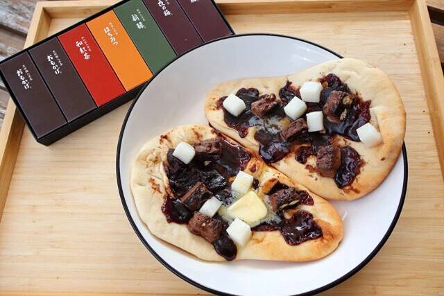 【とらやのスイーツナン】お土産の定番「とらやの羊羹」にバターや餅が神融合！　ナンを使った斬新スイーツピザ!!＜野島慎一郎のバカレシピ＞