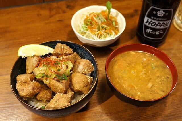 【朝締め豚レバの唐揚げ丼】地元エリアで見つけた昼飲み天国で、絶品レバー丼の幸せに おぼれる：パリッコ『今週のハマりめし』第222回