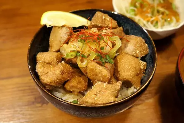 「【朝締め豚レバの唐揚げ丼】地元エリアで見つけた昼飲み天国で、絶品レバー丼の幸せに おぼれる：パリッコ『今週のハマりめし』第222回」の画像
