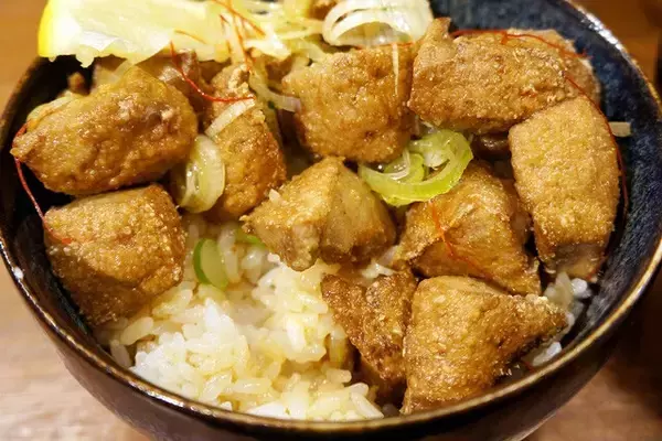 「【朝締め豚レバの唐揚げ丼】地元エリアで見つけた昼飲み天国で、絶品レバー丼の幸せに おぼれる：パリッコ『今週のハマりめし』第222回」の画像