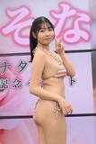 「秋田が生んだスーパールーキー！　とびきりたわわな癒し系グラドル・秋田そな「金ビキニもオイルも初めて」」の画像3