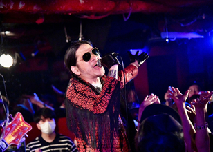 抱腹絶倒のライブで音楽ファンの度肝を抜く大注目バンド「柳家睦とラットボーンズ」は、コンプラゼロでも人間味のある「愛の総合デパート」を目指す！