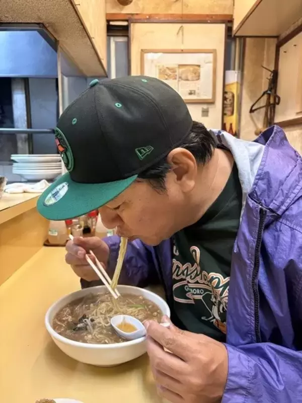 「【ピエール瀧の「萌え萌やしソバ探訪録」】14杯目「朝6時オープンの店へ！　市場で働く人のためのもやしソバ」」の画像