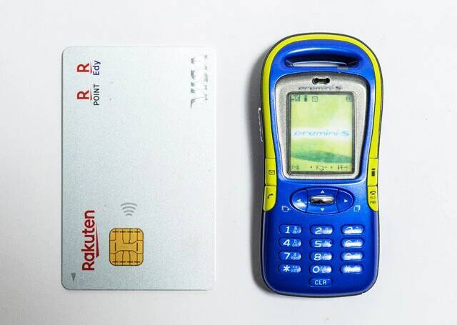 「FOMA」がついに停波、さよなら、iモード！　今こそ振り返りたい平成のガラケーコレクション【山下メロの平成レトロ遺産拡大版：108】