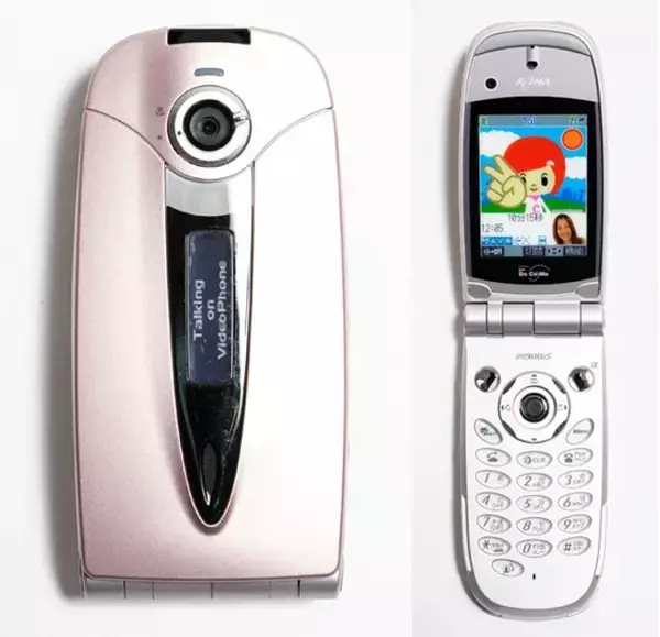 「「FOMA」がついに停波、さよなら、iモード！　今こそ振り返りたい平成のガラケーコレクション【山下メロの平成レトロ遺産拡大版：108】」の画像