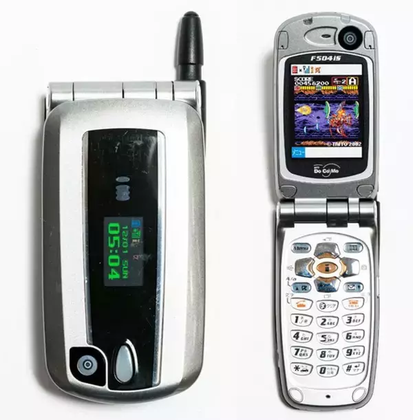 「「FOMA」がついに停波、さよなら、iモード！　今こそ振り返りたい平成のガラケーコレクション【山下メロの平成レトロ遺産拡大版：108】」の画像