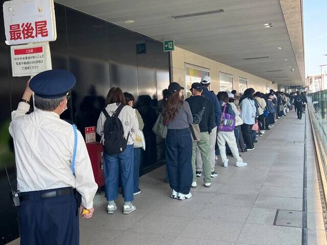 1st写真集発売！　グッズショップには今も早朝から長蛇の列!!　終わらない"ミャクミャクフィーバー"の現場を追う！