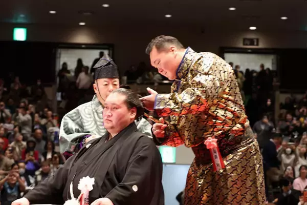 「元横綱・照ノ富士が堂々引退！　白鵬はじめ、各界の著名人が駆け付けた断髪式の様子を現地レポート」の画像