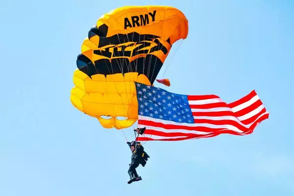 米軍が児童館に無断侵入し、落下したパラシュート機材を回収...。繰り返される越権行為と懸念を表明するだけの日本政府