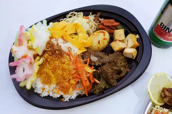 「【ナシチャンプル】上野のクリスマスマーケットの屋台で出会った、インドネシアのジャワ料理にハマる冬：パリッコ『今週のハマりめし』第216回」の画像