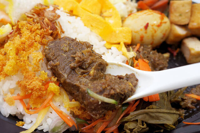 【ナシチャンプル】上野のクリスマスマーケットの屋台で出会った、インドネシアのジャワ料理にハマる冬：パリッコ『今週のハマりめし』第216回