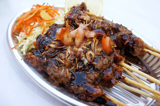 【ナシチャンプル】上野のクリスマスマーケットの屋台で出会った、インドネシアのジャワ料理にハマる冬：パリッコ『今週のハマりめし』第216回