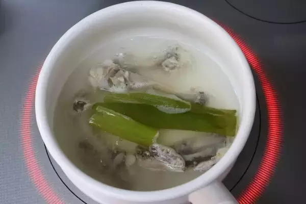 「【KFCだしの鶏南蛮】クリスマスと大晦日の定番一挙食い！　KFCオリジナルチキンの骨のだしが濃厚まろやかな激ウマそば＜野島慎一郎のバカレシピ＞」の画像