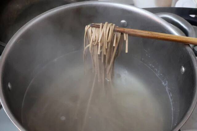 【KFCだしの鶏南蛮】クリスマスと大晦日の定番一挙食い！　KFCオリジナルチキンの骨のだしが濃厚まろやかな激ウマそば＜野島慎一郎のバカレシピ＞