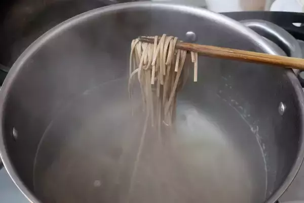 「【KFCだしの鶏南蛮】クリスマスと大晦日の定番一挙食い！　KFCオリジナルチキンの骨のだしが濃厚まろやかな激ウマそば＜野島慎一郎のバカレシピ＞」の画像