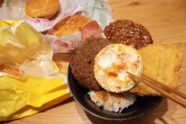 【マックの肉丼 焦がし醤油風味】マックの牛・豚・鶏肉をフルコンプ！　焦がし醤油風味の限定ソースでガッツリとウマいマシマシ系肉丼！＜野島慎一郎のバカレシピ＞