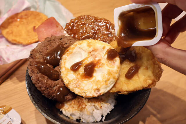 【マックの肉丼 焦がし醤油風味】マックの牛・豚・鶏肉をフルコンプ！　焦がし醤油風味の限定ソースでガッツリとウマいマシマシ系肉丼！＜野島慎一郎のバカレシピ＞