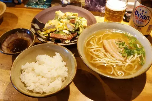 「【沖縄そば&ゴーヤーチャンプルー】荻窪の名酒場を間借り営業するランチ店で、驚くほど洗練された沖縄料理と出会う：パリッコ『今週のハマりめし』第223回」の画像