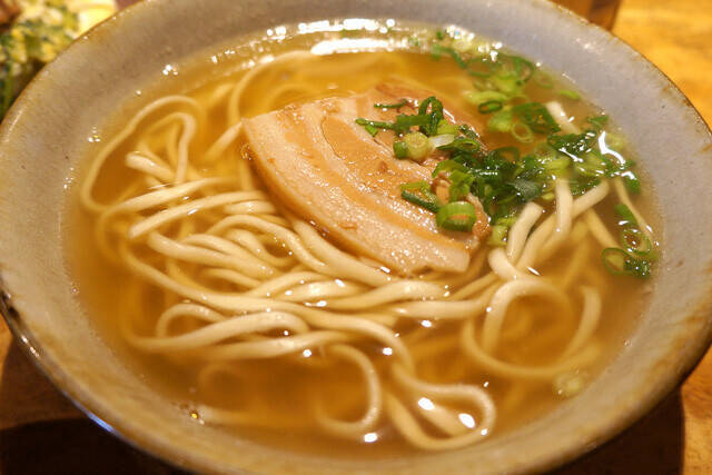 【沖縄そば&ゴーヤーチャンプルー】荻窪の名酒場を間借り営業するランチ店で、驚くほど洗練された沖縄料理と出会う：パリッコ『今週のハマりめし』第223回