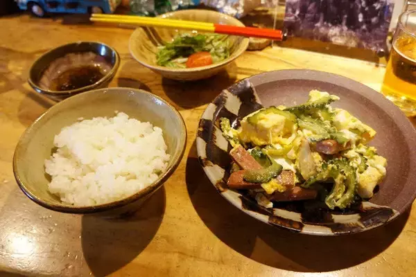 「【沖縄そば&ゴーヤーチャンプルー】荻窪の名酒場を間借り営業するランチ店で、驚くほど洗練された沖縄料理と出会う：パリッコ『今週のハマりめし』第223回」の画像