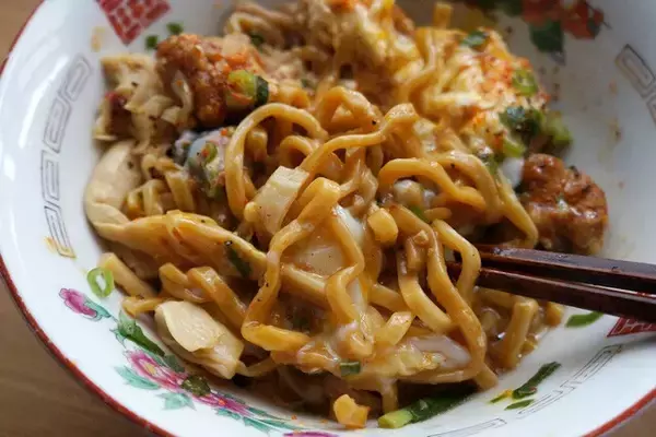 「ファミマ限定「すず鬼監修 スタ満まぜそば」が驚きのクオリティ。トッピングマシマシで食らう！：パリッコ『今週のハマりめし』第239回」の画像