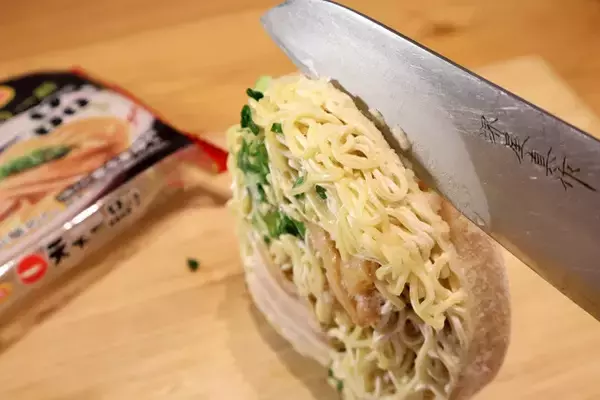 「【天下一品うまい棒つけ麺】キンレイの冷凍天一を力業で分解!?　うまい棒のチーズ味でスープを仕立てる超こってり系のつけ麺!!＜野島慎一郎のバカレシピ＞」の画像