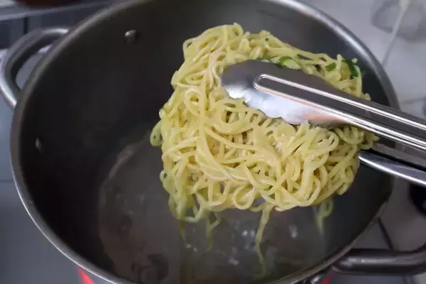 「【天下一品うまい棒つけ麺】キンレイの冷凍天一を力業で分解!?　うまい棒のチーズ味でスープを仕立てる超こってり系のつけ麺!!＜野島慎一郎のバカレシピ＞」の画像