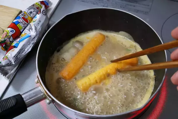 「【天下一品うまい棒つけ麺】キンレイの冷凍天一を力業で分解!?　うまい棒のチーズ味でスープを仕立てる超こってり系のつけ麺!!＜野島慎一郎のバカレシピ＞」の画像