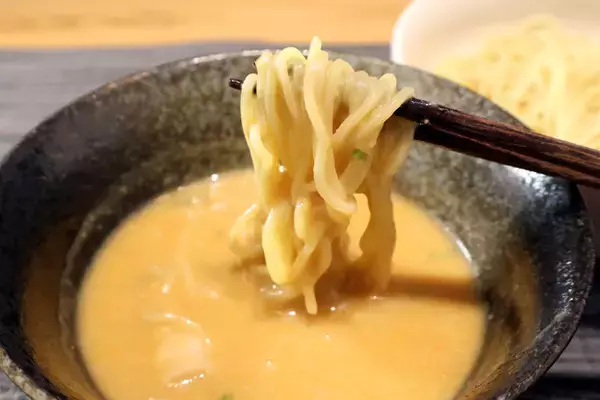 「【天下一品うまい棒つけ麺】キンレイの冷凍天一を力業で分解!?　うまい棒のチーズ味でスープを仕立てる超こってり系のつけ麺!!＜野島慎一郎のバカレシピ＞」の画像
