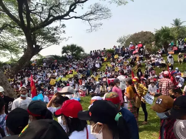 「"世界史的にものすごい"ミャンマー市民による民主化闘争　高野秀行×西方ちひろ対談【前編】」の画像