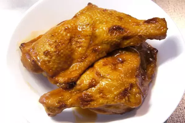 「【メリークリスマス丼】この時期だけの密かな楽しみ。スーパーのローストチキンで作る「メリークリスマス丼」の嬉しさが、サンタさんからのプレゼント級：パリッコ『今週のハマりめし』第218回」の画像