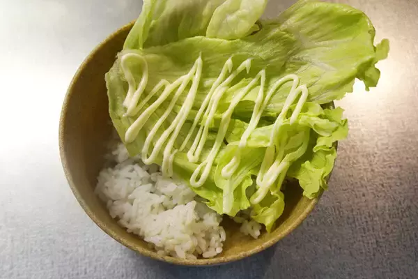 「【メリークリスマス丼】この時期だけの密かな楽しみ。スーパーのローストチキンで作る「メリークリスマス丼」の嬉しさが、サンタさんからのプレゼント級：パリッコ『今週のハマりめし』第218回」の画像