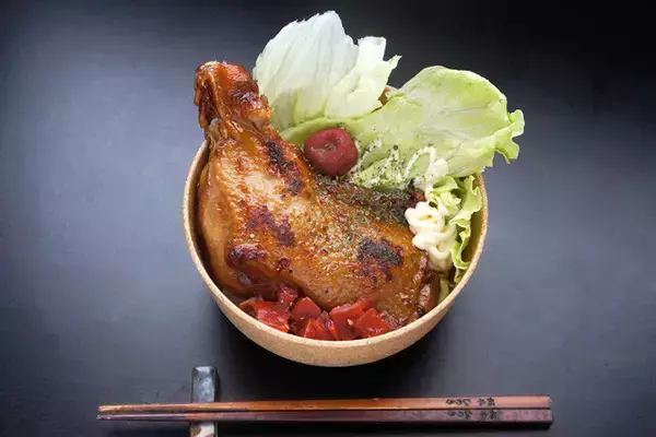 「【メリークリスマス丼】この時期だけの密かな楽しみ。スーパーのローストチキンで作る「メリークリスマス丼」の嬉しさが、サンタさんからのプレゼント級：パリッコ『今週のハマりめし』第218回」の画像