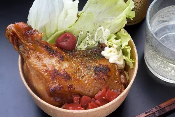 「【メリークリスマス丼】この時期だけの密かな楽しみ。スーパーのローストチキンで作る「メリークリスマス丼」の嬉しさが、サンタさんからのプレゼント級：パリッコ『今週のハマりめし』第218回」の画像