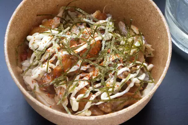 「【メリークリスマス丼】この時期だけの密かな楽しみ。スーパーのローストチキンで作る「メリークリスマス丼」の嬉しさが、サンタさんからのプレゼント級：パリッコ『今週のハマりめし』第218回」の画像