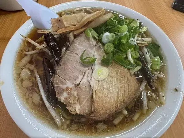 「【ピエール瀧の「萌え萌やしソバ探訪録」】16杯目「瀧の来店を詐欺かと疑っていた広島県の名店は、どんぶりが当たりつき!?」」の画像