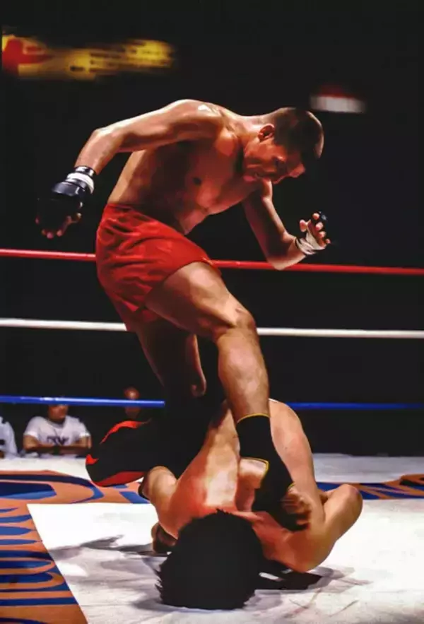 顔面蹴り上げに記者は震えた。日本初のバーリトゥードに挑んだ初代修斗王者がまさかの救急搬送