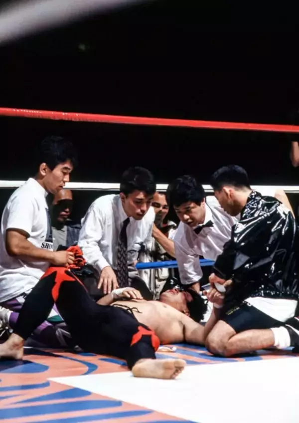 「顔面蹴り上げに記者は震えた。日本初のバーリトゥードに挑んだ初代修斗王者がまさかの救急搬送」の画像