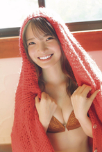 女優・新谷姫加が週プレで約1年ぶりの水着グラビア撮り下ろし！「生クリームは飲み物です」