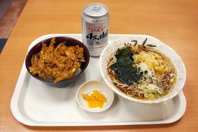 【かけそば&ミニかき揚げ丼セット】超局地的な立ち食いそば激戦区で味わう、王道のセットと缶ビール：パリッコ『今週のハマりめし』第217回
