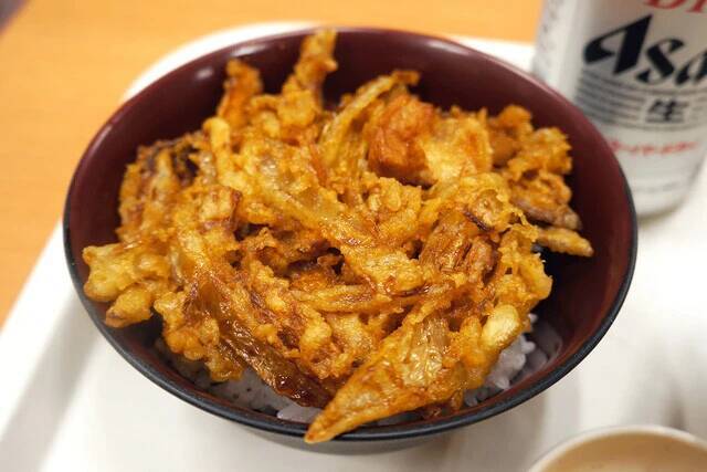 【かけそば&ミニかき揚げ丼セット】超局地的な立ち食いそば激戦区で味わう、王道のセットと缶ビール：パリッコ『今週のハマりめし』第217回