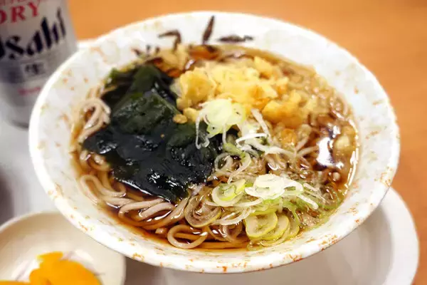 「【かけそば&ミニかき揚げ丼セット】超局地的な立ち食いそば激戦区で味わう、王道のセットと缶ビール：パリッコ『今週のハマりめし』第217回」の画像