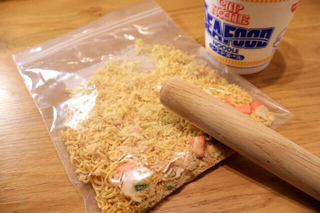 【シーフードヌードルもんじゃ】魔改造カップヌードルのアンサーフードが、こちら！まさかの激ウマもんじゃが大完成!!＜野島慎一郎のバカレシピ＞