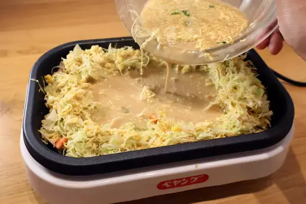 「【シーフードヌードルもんじゃ】魔改造カップヌードルのアンサーフードが、こちら！まさかの激ウマもんじゃが大完成!!＜野島慎一郎のバカレシピ＞」の画像