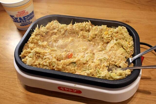 【シーフードヌードルもんじゃ】魔改造カップヌードルのアンサーフードが、こちら！まさかの激ウマもんじゃが大完成!!＜野島慎一郎のバカレシピ＞