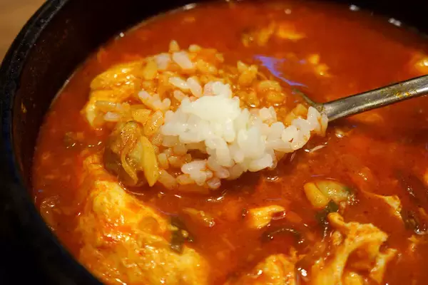 「【スンドゥブチゲ】魅惑のスンドゥブチゲ定食飲み。地元エリアにこんな陽気な韓国料理店があったなんて！：パリッコ『今週のハマりめし』第208回」の画像